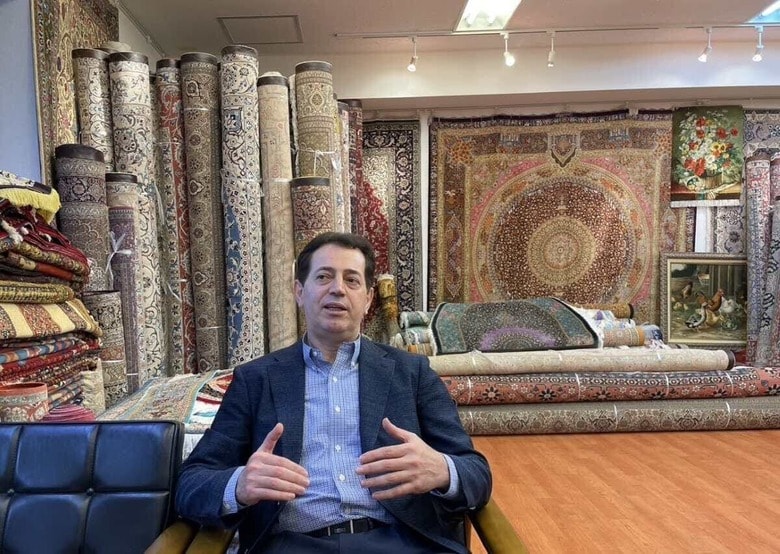 インタビューに応じるレファヒーさん（筆者撮影）