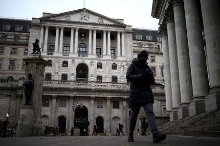 イングランド銀行（英中央銀行）は２日、政策金利を０．５％ポイント引き上げ４．０％とした。本部で１月撮影。（2023年　ロイター/Henry Nicholls/File Photo）