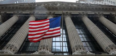 米国株式市場は続伸し、主要株価指数は軒並み１％超高となった。インフレ鈍化の兆候を受け、米連邦準備理事会（ＦＲＢ）が近く積極的な利上げサイクルを終了する可能性があるという期待が強まった。３月１３日、ニューヨークで撮影（２０２３年　ロイター/Brendan McDermid）