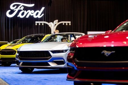 米フォード・モーターは、一部の中間管理職に株式による賞与を今年行わない方針。事情に詳しい６人の関係者が明らかにした。写真は２月１３日、カナダのオンタリオ州トロントで撮影（２０２５年　ロイター/Carlos Osorio）
