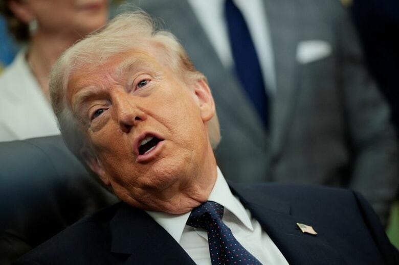 米ホワイトハウスの執務室で話すトランプ大統領。５日撮影。REUTERS/Evan Vucci