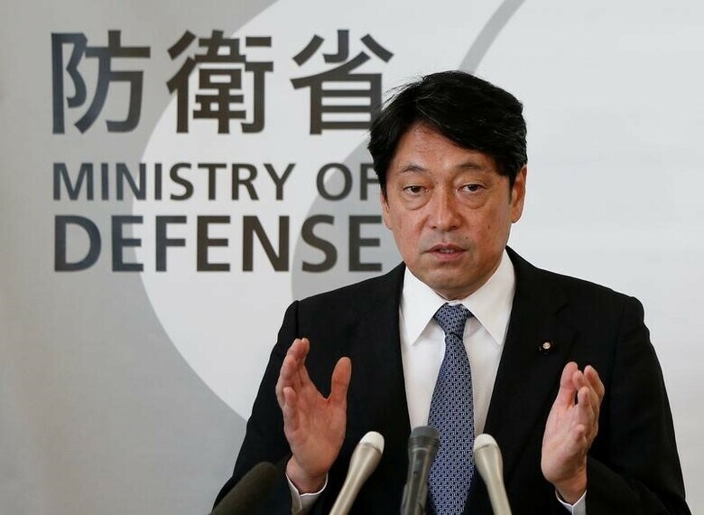 １２月５日、防衛省が長射程の空対地ミサイルの導入に向け、準備経費を２０１８年度予算案に計上する方向で調整していることがわかった。写真は防衛省の小野寺大臣。都内で８月撮影（２０１７年　ロイター／Issei Kato）
