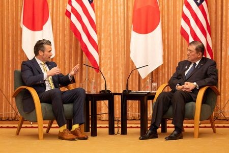 　４月２日、北朝鮮国防省の高官は、日米による中距離空対空ミサイル（ＡＩＭ―１２０ ＡＭＲＡＡＭ）の共同生産に向けた最近の合意について、地域の安全保障上のリスクを増長させ、日本を軍事化しようとする米国の新たな試みだと批判した。写真は都内で会談するヘグセス米国防長官と石破茂首相。３月３０日撮影（２０２５年　ロイター/Stanislav Kogiku）