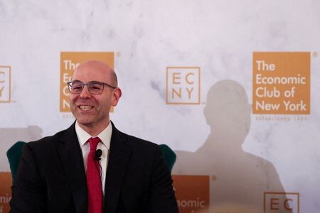 米ニューヨーク・エコノミック・クラブで講演するミランＦＲＢ理事。９月撮影。REUTERS/Shannon Stapleton