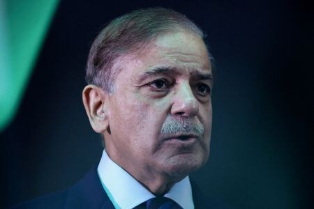 パキスタンのシャリフ首相は８日、トランプ米大統領に対し、イランに原油輸送の要衝ホルムズ海峡の封鎖解除を求める期限を２週間延長するよう要請した。２０２５年１０月撮影（２０２６年　ロイター／Hasnoor Hussain）