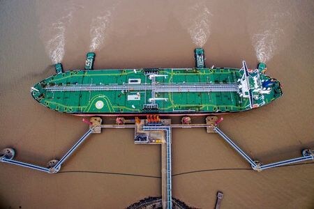 　原油先物価格は１７日、一時９カ月ぶり高値を付けた。米原油在庫が先週予想以上に減少したことや、米経済対策が間もなくまとまるとの期待が支援している。写真は中国浙江省舟山の原油ターミナルで荷下ろしするタンカー。２０１８年７月撮影(２０２０年　ロイター)