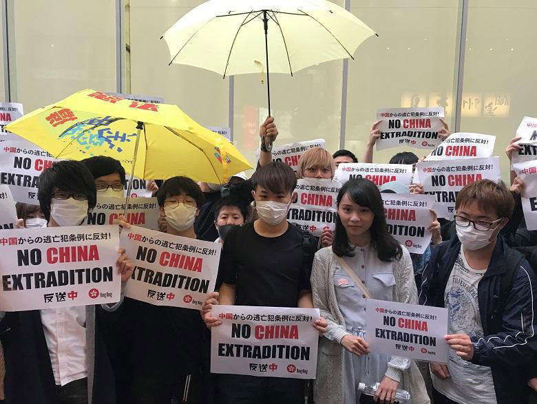 香港人留学生らと逃亡犯条例改正反対を訴える周庭さん（右から2人目、東京都内で）YOSHIHIRO NAGAOKA-NEWSWEEK JAPAN