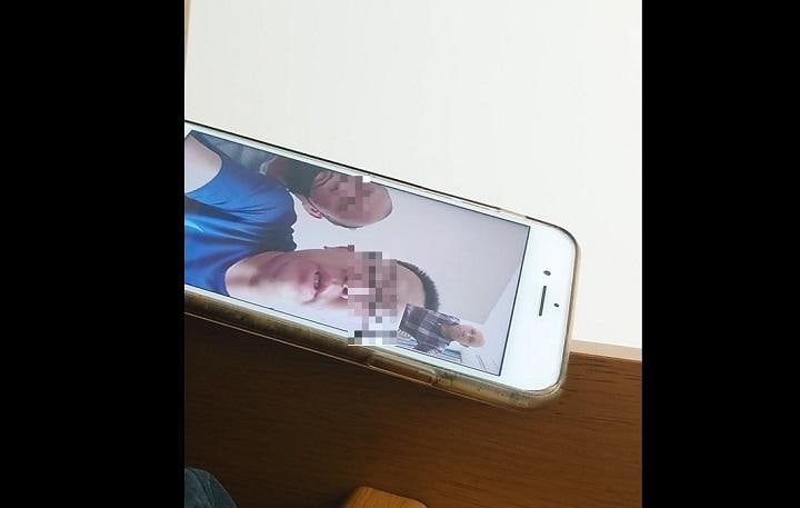 ハリマットの兄とのビデオ通話に突然現れた青Tシャツの国家安全局の男（筆者提供）