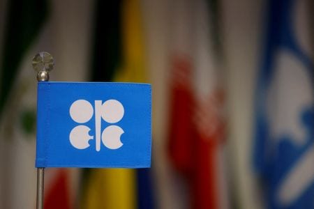 サウジアラビアと他の石油輸出国機構（ＯＰＥＣ）産油国が増産を巡り協議していると、米紙ウォール・ストリート・ジャーナル（ＷＳＪ）がＯＰＥＣ高官筋の情報として報じた。１０月５日、ウィーンで撮影（２０２２年　ロイター/Lisa Leutner/File Photo）