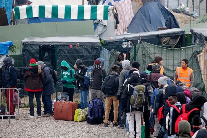 閉鎖された仏カレーの難民キャンプからよそへ移送される難民たち　Pascal Rossignol-REUTERS