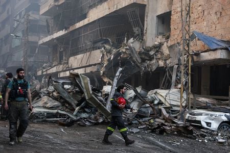 写真はイスラエル軍によって空爆された現場。4月8日、レバノンのベイルートで撮影。REUTERS/Yara Nardi