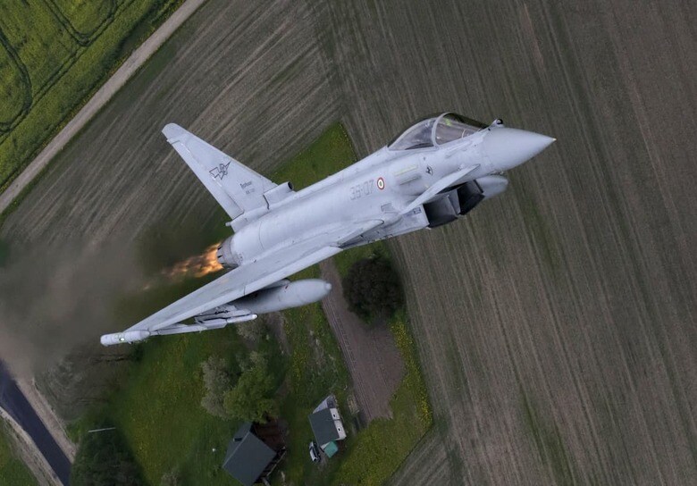 日本と英国が協議をしてきた次期戦闘機の共同開発について、来週にも合意して発表することが分かった。写真は英伊独西が共同開発したユーロファイター・タイフーンのイタリア軍機　Ints Kalnins / REUTERS