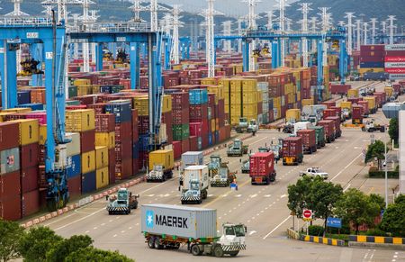 中国税関総署のデータによると、半導体の材料となるガリウムとゲルマニウムの輸出は９月もほぼ停止状態だった。８月から実施している輸出規制が背景にある。写真は中国浙江省の寧波舟山港のコンテナターミナルに並ぶトラックで2021年8月撮影（２０２３年　ロイター）