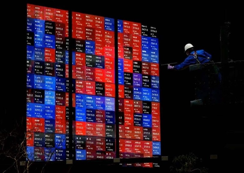 １１月２２日、 年末ラリーの火付け役として期待された米半導体大手エヌビディアの決算は、調整ムードに覆われる日本株にとっても刺激材料とまではならなかった。都内の株価ボード前で２月撮影（２０２４年　ロイター/Issei Kato）