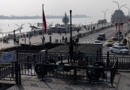 １月１５日、北朝鮮との国境を流れる鴨緑江の中国側丹東で撮影。REUTERS/Maxim Shemetov