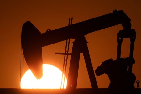 　国際エネルギー機関（ＩＥＡ）は１２月１４日公表の月報で、２０２４年の世界石油需要の見通しを日量１１０万バレル増とし、従来予想から１３万バレル引き上げた。２月６日、フランスのランス近郊で撮影（２０２３年　ロイター/Pascal Rossignol）