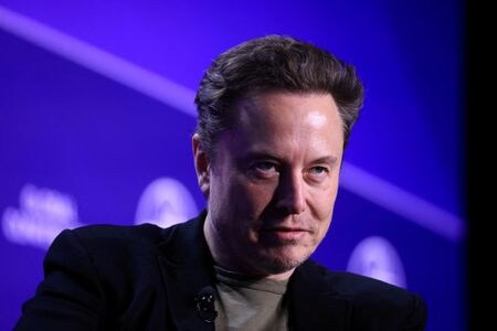 米電気自動車大手テスラのロビン・デンホルム会長は、イーロン・マスク最高経営責任者（ＣＥＯ）への５６０億ドルの報酬とテスラの法人登記移転を巡る株主投票について、「エベレストに登るようなもの」で、容易ではないという認識を示した。６日撮影（２０２４年　ロイター/David Swanson/File Photo）