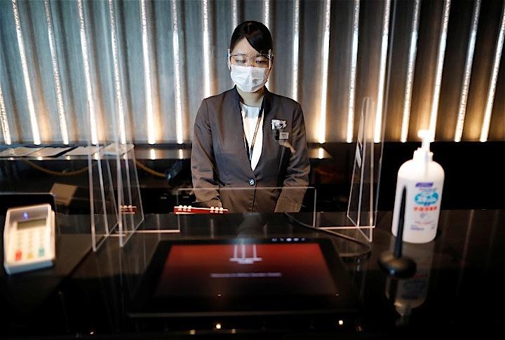 都内で新たに50人あまりの新型コロナウイルスへの感染が確認された。写真は感染対策でアクリル板を設置した三井ガーデンホテル日本橋プレミアのフロント。REUTERS/Issei Kato
