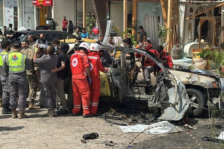 イスラエル軍の空爆を受けた車、ベイルート南部で13日撮影　REUTERS/Ali Hankir