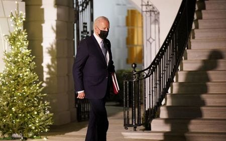 バイデン米大統領は６日、製薬会社は医薬品の価格を不当につり上げていると批判し、薬価を抑える対策を盛り込んだ社会保障関連歳出法案「ビルド・バック・ベター（よりよき再建）」を可決するよう議会に求めた。写真は１２月３日、ワシントンのホワイトハウスで撮影（２０２１年　ロイター/Kevin Lamarque）