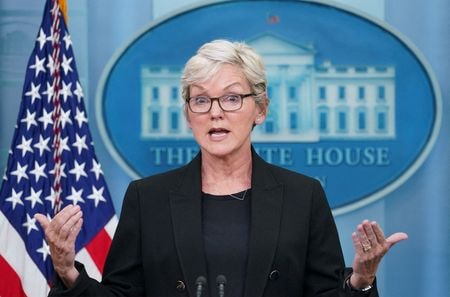 　８月２７日、グランホルム米エネルギー長官（写真）が今月、国内の製油企業に書簡を送り、ガソリンや軽油など燃料の輸出をこれ以上増やさず、国内向けの在庫積み増しを優先するよう要請したことが分かった。写真はワシントンで６月撮影（２０２２年　ロイター／Kevin Lamarque）
