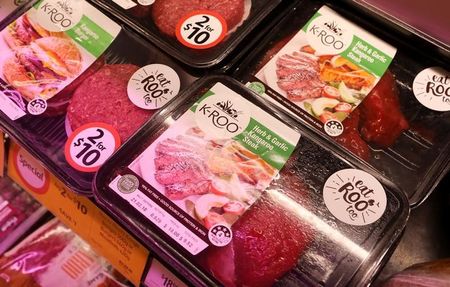 オーストラリア連邦統計局が３０日発表した１０月の消費者物価指数（ＣＰＩ）上昇率は前年比６．９％と、９月の７．３％から減速した。写真は、シドニー市内のスーパー店内の商品陳列の様子。２０１８年２月８日に撮影。（２０２２年　ロイター／Daniel Munoz）