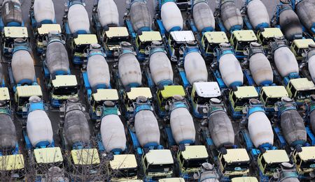 　トラック運転手による全国的なストライキが行われている韓国で２９日、政府がセメント業界のトラック運転手に職場復帰を命じた。写真はストのため工場に駐車されているコンクリートミキサー。２８日に韓国で撮影（２０２２年　ロイター/Yonhap）