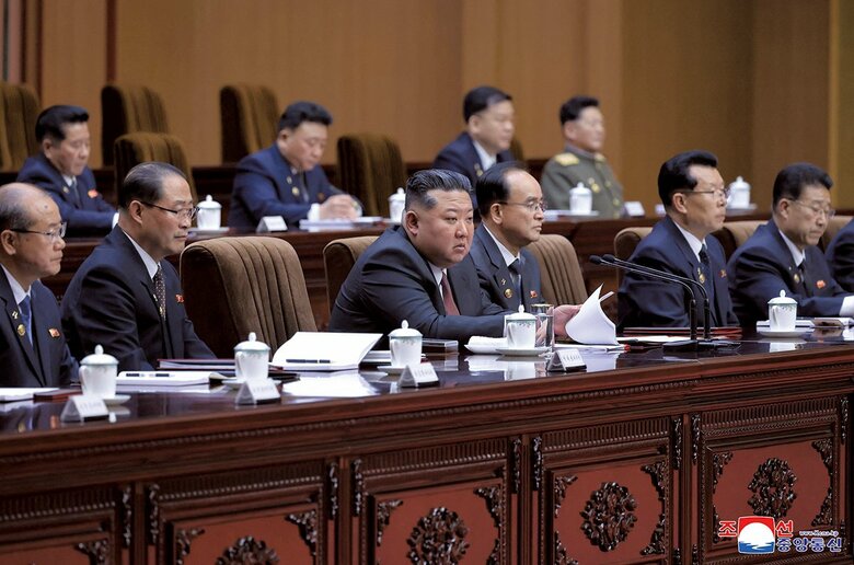 改憲を決めた3月の最高人民会議に出席する金正恩　KCNA-REUTERS