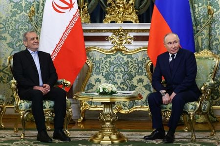 ロシアのプーチン大統領とイランのペゼシュキアン大統領は１７日、モスクワで会談を行い、有効期間２０年の包括的戦略パートナーシップ条約に署名した。同日撮影（２０２５年　ロイター/Evgenia Novozhenina）