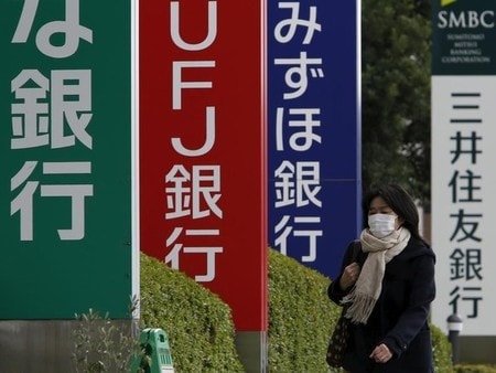 　５月２３日、政府は、最新のＩＴ技術を活用したフィンテックの普及を促すため、新たな目標を掲げる方向で調整に入った。連携する企業が銀行システムに接続可能となる対象先を２０２０年６月までに「８０行以上」とする方針を打ち出す。写真は都内で２０１５年１１月撮影（２０１７年　ロイター／Yuya Shino）