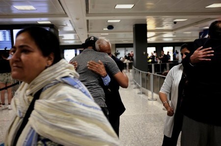 　７月１３日、イスラム圏６カ国からの入国を制限する米大統領令について、米ハワイ州連邦地裁のデリック・ワトソン判事は、米国に住む個人の祖父母やその他親族は適用対象外とすべきとしたハワイ州の主張を認める判断を示した。写真はワシントン・ダレス国際空港で６月撮影（２０１７年　ロイター／JAMES LAWLER DUGGAN）