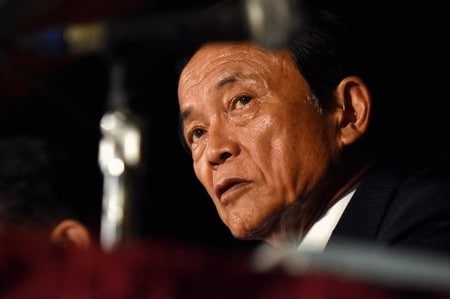 　１２月２日、麻生太郎財務・金融担当相は閣議後会見で、２０１６年度の税収見通しに関し、１１月以降に為替市場で円安が進行していることを踏まえ、「下期をよく見ないと分からない」との認識を示した。写真は米国ワシントンで開催されたＩＭＦ世界銀行年次会議の記者会見で、１０月撮影（２０１６年　ロイター／James Lawler）