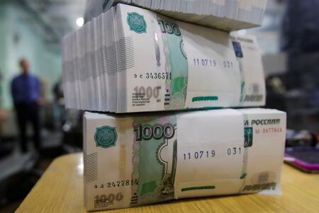 ３月９日、複数の金融関係者によると、銀行はロシア企業向け貸出債権の売却を潜在的な買い手と協議しているものの、制裁に対する懸念やプライシングを巡る不透明感で取引は限られている。写真はルーブル紙幣。モスクワで２０１９年７月撮影（２０２２年　ロイター/Maxim Shemetov）
