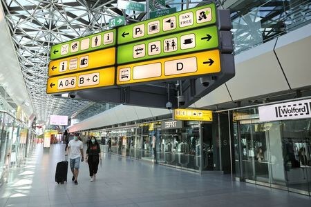 ドイツ政府が新型コロナウイルス流行を受けて導入した欧州３１カ国への渡航制限を６月中旬に解除することを検討している。政府筋が明らかにした。ベルリンの空港で２０日撮影（２０１９年　ロイター/FABRIZIO BENSCH）