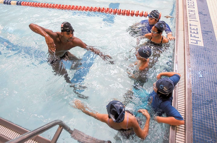 ニューヨークで子供たちに水泳を教えるジョーンズ（2010年のイベント）　Streeter Lecka/GETTY IMAGES