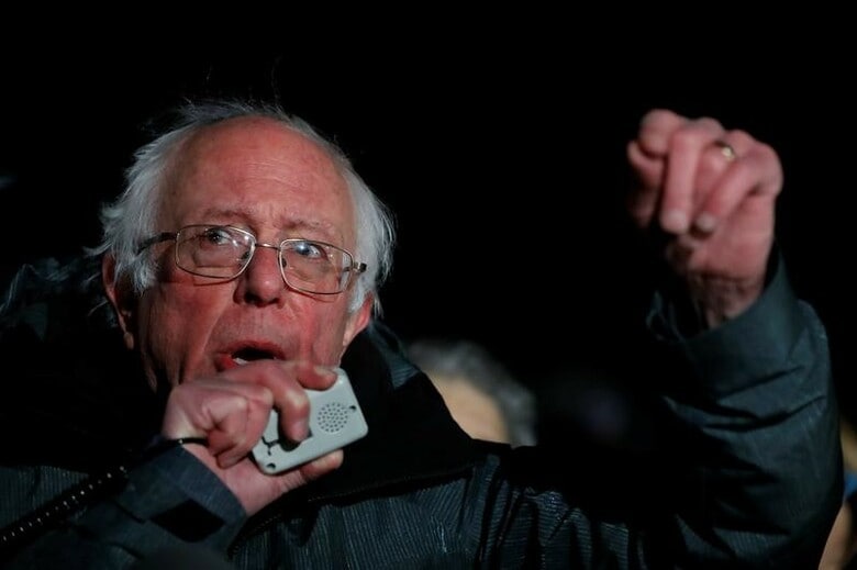 ２月２６日、昨年の米大統領選の民主党候補指名争いに出馬したバーニー・サンダース上院議員は２６日、党の全面的な改革が必要と主張した。写真は１月、ワシントン州最高裁判所前でトランプ米大統領の入国制限に対し反論を展開するサンダース上院議員（２０１７年　ロイター／Aaron P. Bernstein）