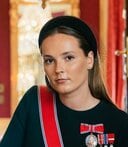 ノルウェーのイングリッド・アレクサンドラ王太女が、王宮で憲法への忠誠を誓う宣誓書に署名する様子 detnorskekongehus instagram