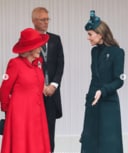 オマーン国王の英国公式訪問に際し、鮮やかな赤の装いで登場したカミラ王妃（左）と、深緑のコートドレスをまとったキャサリン妃。両者の衣装はオマーン国旗の色を意識したものとみられる　theroyalfamily instagram