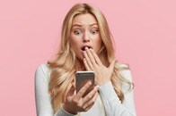 スマホに保存されていた「見たことのない写真」...ゾッとする体験を女性が告白、特定された原因は？