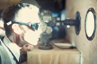 拍手と共に失笑も買った「原爆の父」...その「複雑な」人間像は、映画『オッペンハイマー』でどう描かれたか？