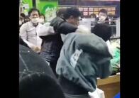 【動画】上海のスーパーで食料めぐり男たちが「大喧嘩」、ロックダウン目前のパニック