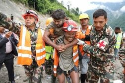 ネパール土石流、水力発電用トンネルから2人生還
