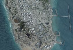 イラン籍タンカーに米軍の攻撃、カーグ島沖合＝タスニム通信