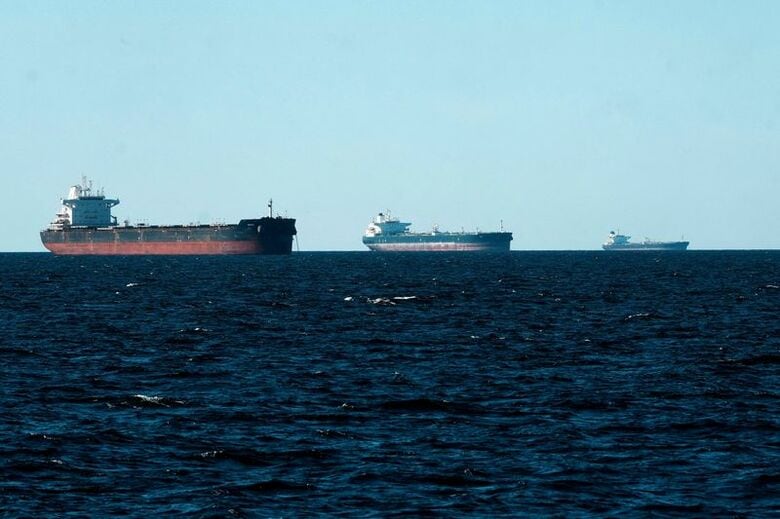 ロシアの「影の船団」の船舶。フィンランド湾で４月撮影。REUTERS/Ints Kalnins/File Photo