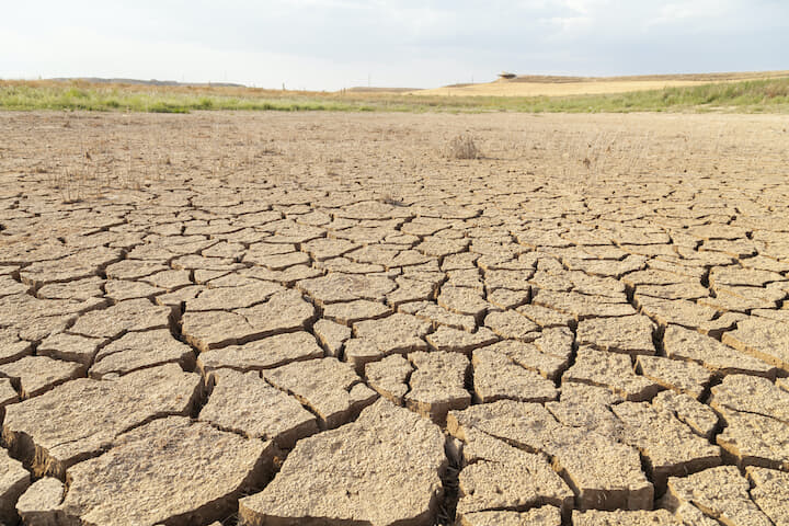 スペインのひび割れた貯水池（2021年）　lvarobueno-iStock