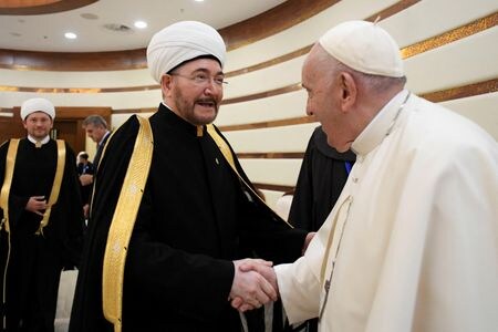 バチカン（ローマ教皇庁）は２９日、ロシア帝国の領土を拡大した皇帝をたたえたローマ教皇の発言について、ロシアの帝国主義を賛美する意図はなかったと釈明した。カザフスタンを訪問した教皇、２０２２年撮影。（2023年　ロイター/Vatican Media/­Handout via REUTERS