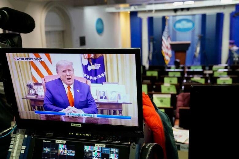 トランプ米大統領は１月１３日夜、ツイッターに動画を投稿し、自身の支持者らが連邦議会議事堂に乱入した事件を「全面的に非難」した。写真は事前に録画されたトランプ氏の映像、ホワイトハウスで撮影（２０２１年　ロイター/Erin Scott）