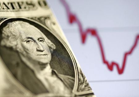 　米連邦準備理事会（ＦＲＢ）のパウエル議長は７月２６日、米国が景気後退（リセッション）に突入する可能性は低いと指摘したが、一部の債券投資家はＦＲＢがいつまで景気後退を伴わずに高金利を維持できるか神経をとがらせている。写真は米紙幣のイメージ。２０１６年１１月撮影（２０２３年　ロイター/Dado Ruvic）