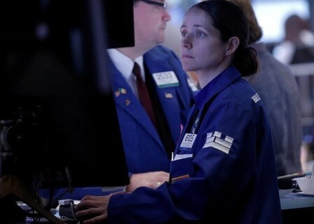 ５月１９日、米国株式市場は下落。ダウ平均株価が９１ドル値下がりしたほか、Ｓ＆Ｐ５００は３月以来の安値をつけた。ニューヨーク証券取引所で６日撮影（２０１６年　ロイター/Brendan McDermid）