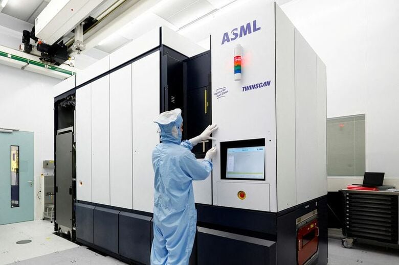 写真は、オランダ・フェルトホーフェンのＡＳＭＬでツインスキャンDUVリソグラフィシステムを操作する組立エンジニア。２０２３年６月撮影。REUTERS/Piroschka van de Wouw